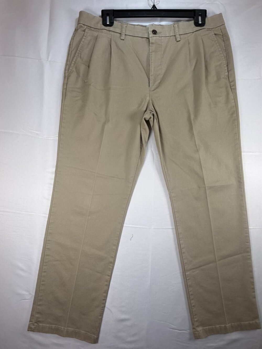 Preppy St. John's Bay Men 38x32 Khaki Pleated Easy Care Classic Fit Chino Pants